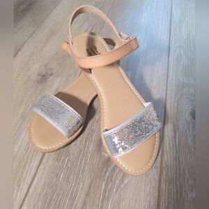 🇺🇲GAP little girl's silver sparkly sandal with tan faux leather straps Size 13